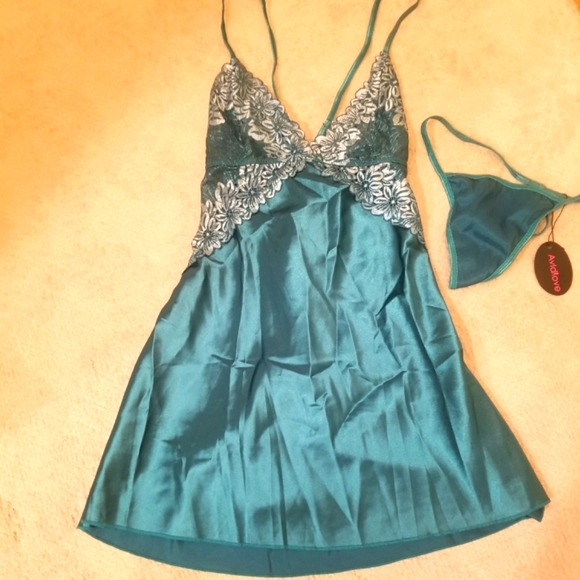 Holiday lingerie, NWT, size M, chemise and thong panty. - Picture 2 of 5